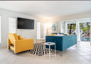 PRIVATE OASIS 4 BEDROOM- 3 BATH FOR 8 GUESTS