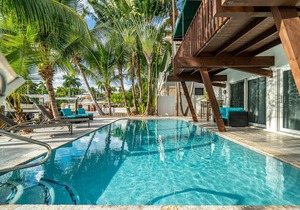 PRIVATE OASIS 4 BEDROOM- 3 BATH FOR 8 GUESTS