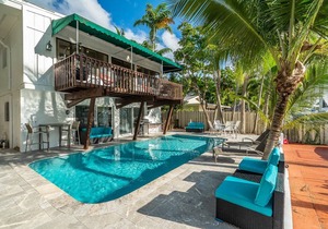 PRIVATE OASIS 3 BEDROOM-2 BATH FOR 6 GUESTS