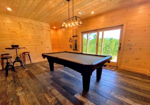 UV Log home with direct Cannon Mountain views! Minutes to attractions. Fireplace, Pool Table, AC!