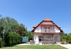 Vacation apartment with pool, WLAN, playground directly on the lake