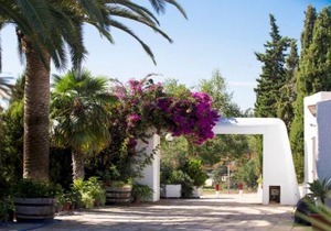 Villa Nieves is a beautiful villa set in a rural location yet it is still only a 5 minute drive from San Antonio and San Rafael