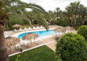 Villa Nieves is a beautiful villa set in a rural location yet it is still only a 5 minute drive from San Antonio and San Rafael