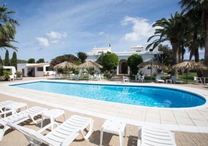 Villa Nieves is a beautiful villa set in a rural location yet it is still only a 5 minute drive from San Antonio and San Rafael