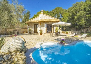 Villa Nionios: Large Private Pool, Walk to Beach, Sea Views, A/C, WiFi