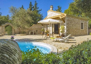 Villa Nionios: Large Private Pool, Walk to Beach, Sea Views, A/C, WiFi