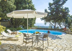 Villa Nionios: Large Private Pool, Walk to Beach, Sea Views, A/C, WiFi