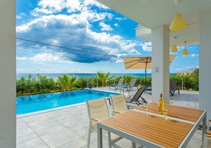 Villa Seashell: Large Private Pool, Walk to Beach, Sea Views, A/C, WiFi