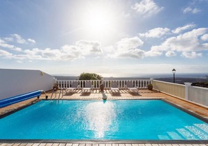 Villa Sol y Mar: Large Heated Private Pool, Sea Views, WiFi