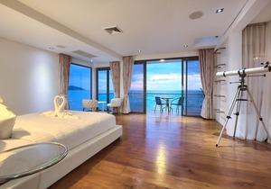 Villa U Beachfront Haven: 1 Bed-Sleeps 2