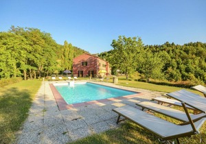 Villa with outbuilding and swimming pool and panoramic view of the Apennines