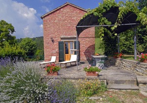 Villa with outbuilding and swimming pool and panoramic view of the Apennines