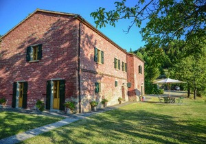 Villa with outbuilding and swimming pool and panoramic view of the Apennines