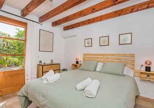 Villa with pool walking distance to the town
