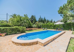 Villa with private pool walking distance to Town
