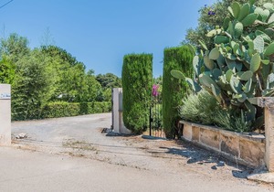Villa with private pool walking distance to Town