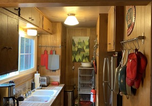 Vintage cozy cabin in Tahoma overlooking Sugar Pine Point Park
