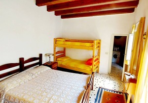 Vucciria's Yellow Cozy Room