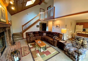 W15 Bretton Woods Townhome less than 1 mile from ski slopes, WiFi, fireplace, privacy, Dog Friendly!