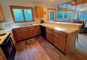 W15 Bretton Woods Townhome less than 1 mile from ski slopes, WiFi, fireplace, privacy, Dog Friendly!