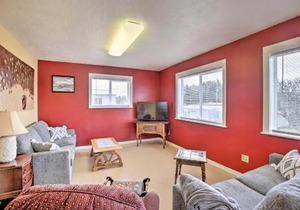 Waldport Townhome with Dog Run on Alsea Bay!