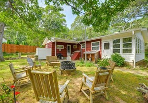Walk to Beach Long Island Wine Country Home!