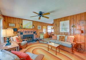 Walk to Beach Long Island Wine Country Home!