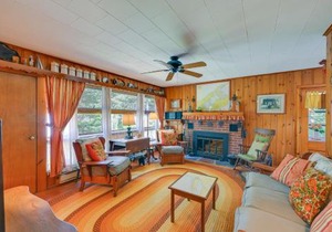 Walk to Beach Long Island Wine Country Home!