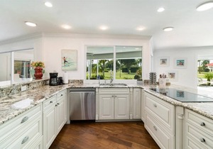 Walk to Beach, Moorings, renovated home Southern Exposure Golf Course View