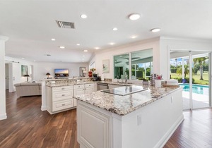 Walk to Beach, Moorings, renovated home Southern Exposure Golf Course View