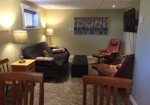 Walk to Hospital, business and restaurant district - Downstairs Suite -