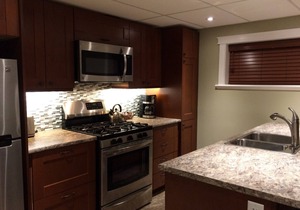 Walk to Hospital, business and restaurant district - Downstairs Suite -