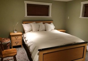 Walk to Hospital, business and restaurant district - Downstairs Suite -