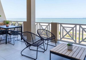 Waterfront Getaway, 2 Bedroom Seaside Bliss