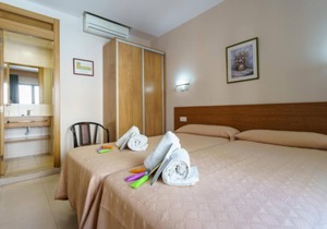 Welcome to Hostal Costabella!