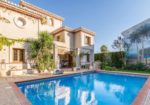 Welcome to this great vacation home with private pool and mountain views.