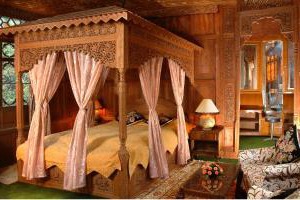 WelcomHeritage Gurkha Houseboats