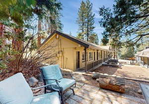 Welcoming hotel with lakeview, golf, skiing, WiFi, & Netflix