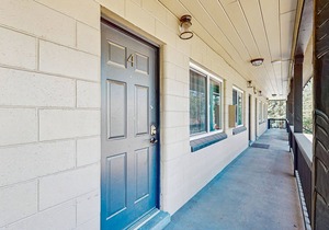 Welcoming hotel with lakeview, golf, skiing, WiFi, & Netflix