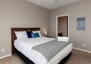 Welcoming University Retreat near Restaurants & Parks