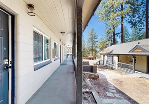 Wholesome hotel with lakeview, golf, skiing, WiFi, & Netflix
