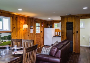 Wooded Lakeside Cottage ,Fishing, Snowmobiling, Hunting, Boats, Hot Tub