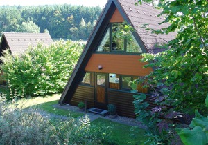 Wooden bungalow with a terrace, in a wooded area
