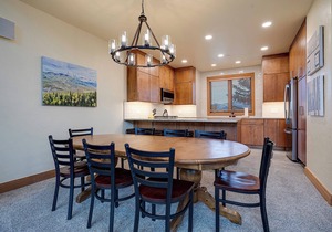 X2741 | A/C | Spacious Townhome | Great Location | Hot Tub | Pool | Views | Wint
