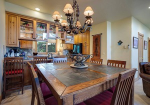 X2839 | A/C | Vaulted Ceilings | Winter Shuttle | Pool | Close to Slopes | Hot T