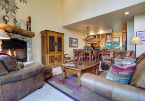 X2839 | A/C | Vaulted Ceilings | Winter Shuttle | Pool | Close to Slopes | Hot T
