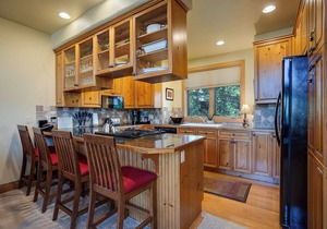 X2839 | A/C | Vaulted Ceilings | Winter Shuttle | Pool | Close to Slopes | Hot T