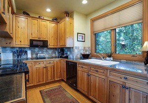 X2839 | A/C | Vaulted Ceilings | Winter Shuttle | Pool | Close to Slopes | Hot T