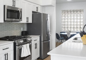 Zone Luxe Ideal 2BR Condo w Gym & Pool for Family Vacations