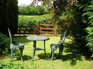 Llwynau Farm Pinelodges | Pontyclun